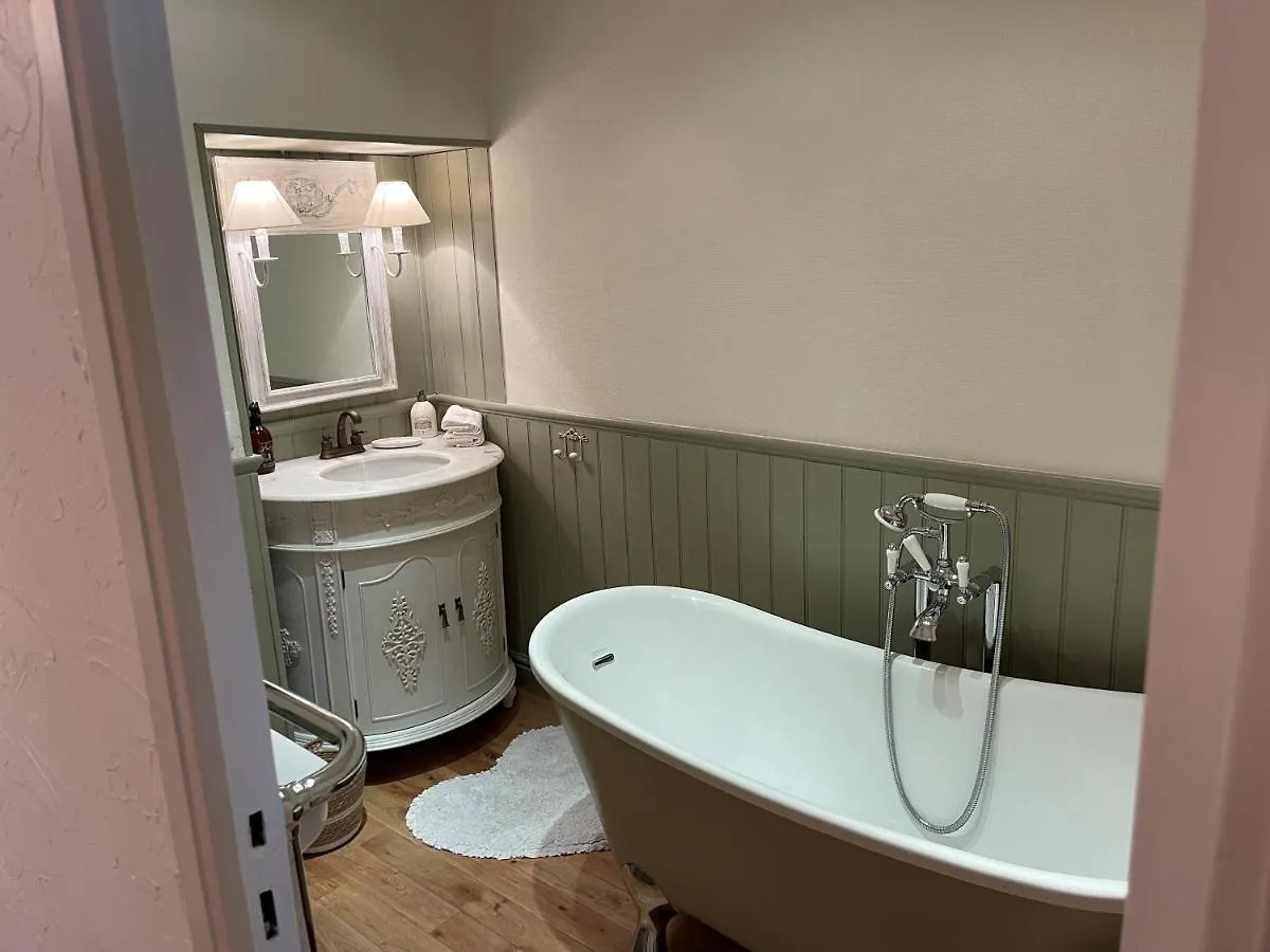 Bri22 -Lanvallay - La Petite Madeleine Villa Dinan 0*,  France